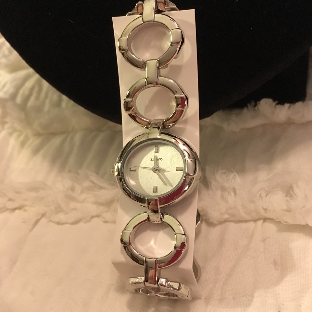$8 SALE❤️NIB Avon Silver tone circle watch